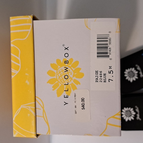 New Women's Yellow Box Flip Flops Sz 7.5 - 3 Tone Blue & White Zigzag pattern - Picture 5 of 6